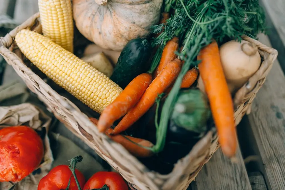 Panier en osier rempli de légumes de saison