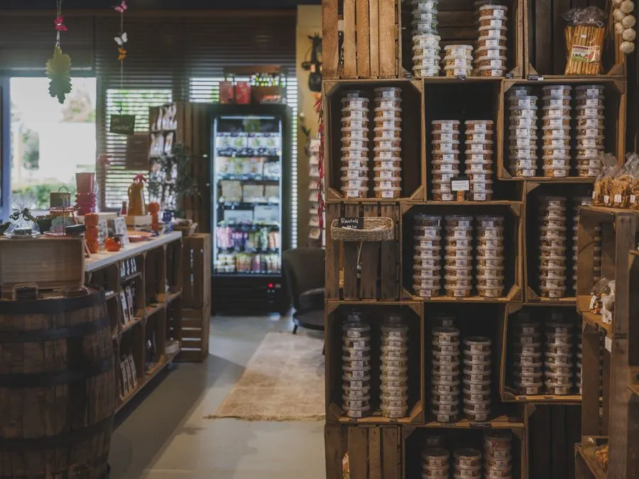Intérieur d’un magasin de produits locaux en caisses de bois