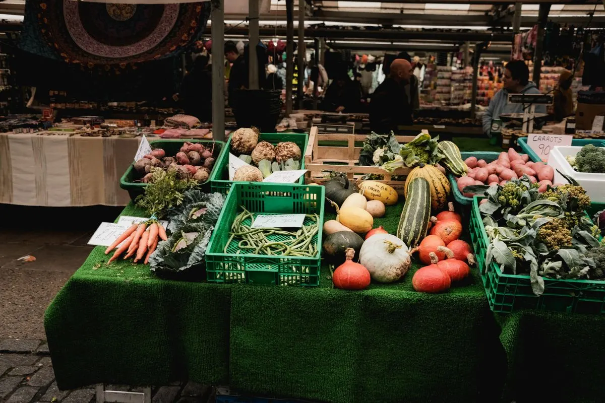Étal de légumes de saison sur un marché