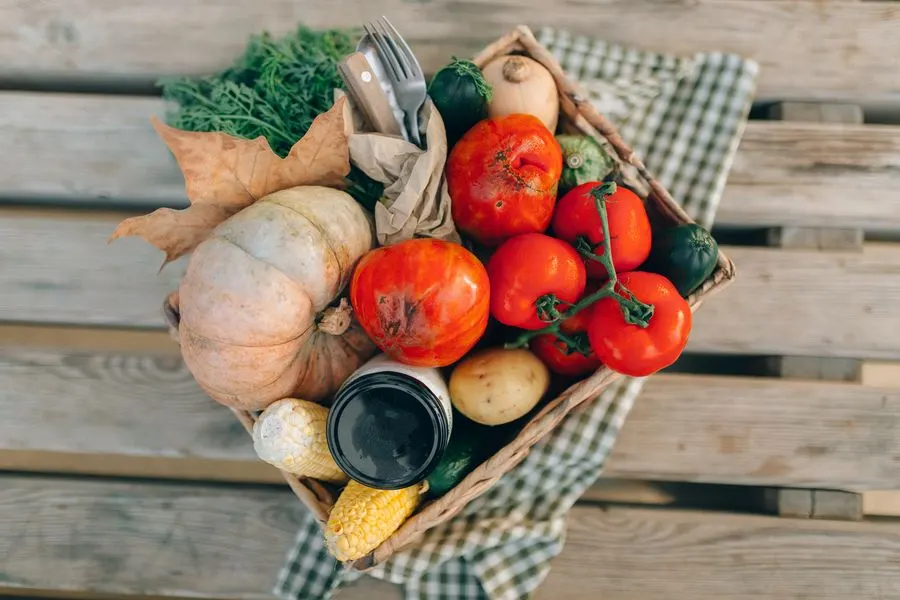 Panier de légumes de saison vu du dessus