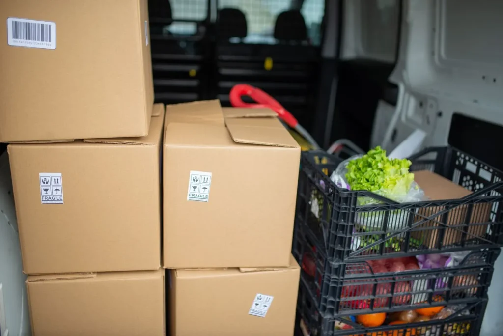 Colis de produits fermiers prêts pour la livraison