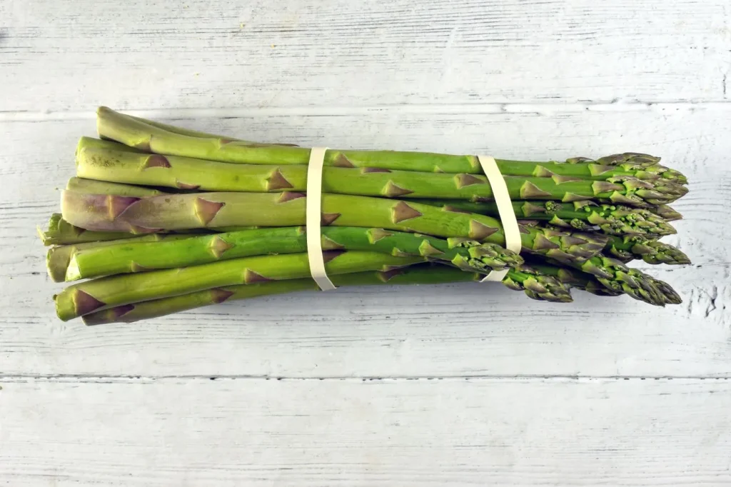 Une botte d’asperges vertes fraîches